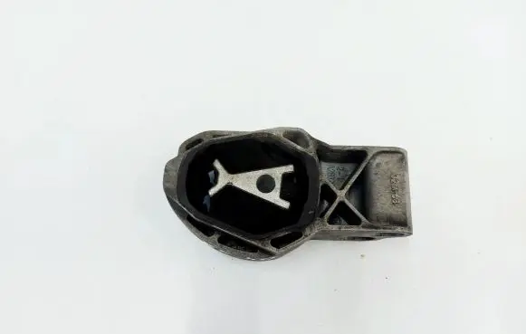 Engine mount vacuum valve