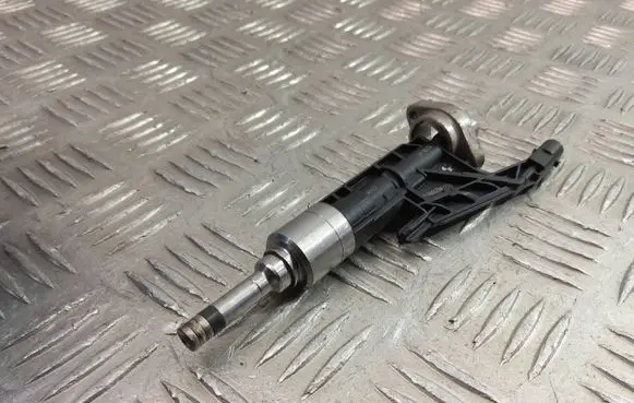 BMW X1 F48 F49 Fuel injector 8625396