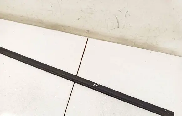 Opel Zafira B Front door glass trim molding 13132073