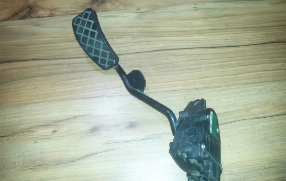 Accelerator throttle pedal