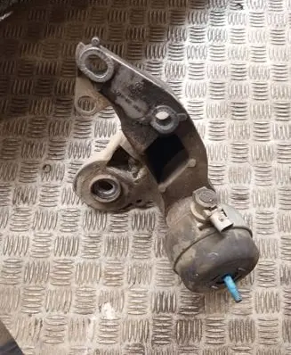 Engine mounting bracket