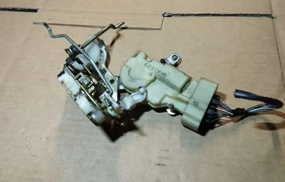 Toyota Yaris Front door lock 990127