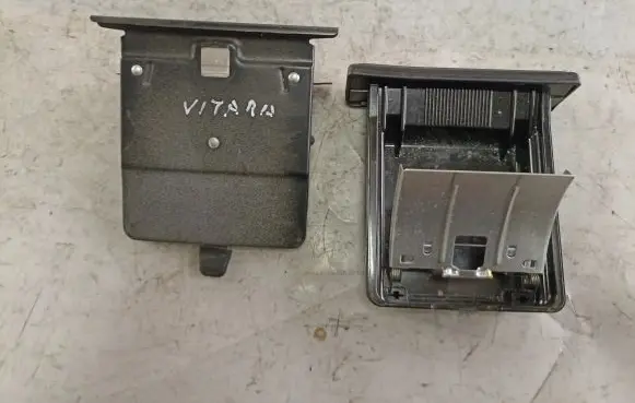 Suzuki Grand Vitara I Car ashtray