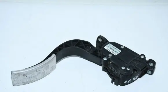 Renault Twingo II Accelerator throttle pedal 8200426246-C