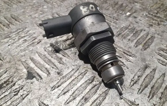 Volvo V70 Fuel pressure regulator 30750409 0281002712