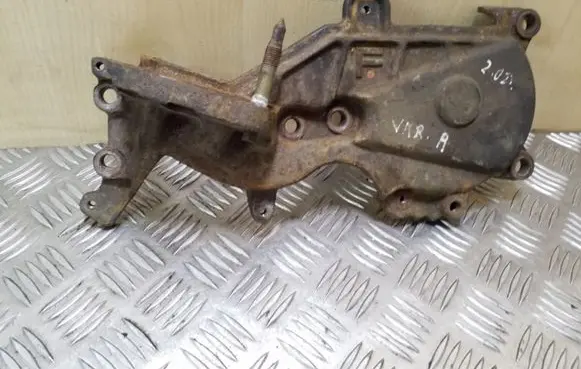 Toyota RAV 4 (XA20) Engine mounting bracket