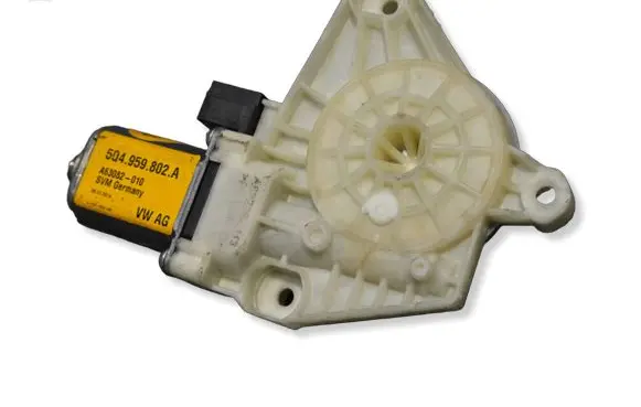Volkswagen PASSAT B8 Front door window regulator motor 5Q4959802A