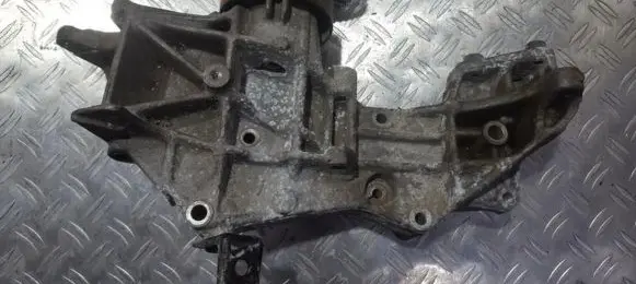 Engine mounting bracket