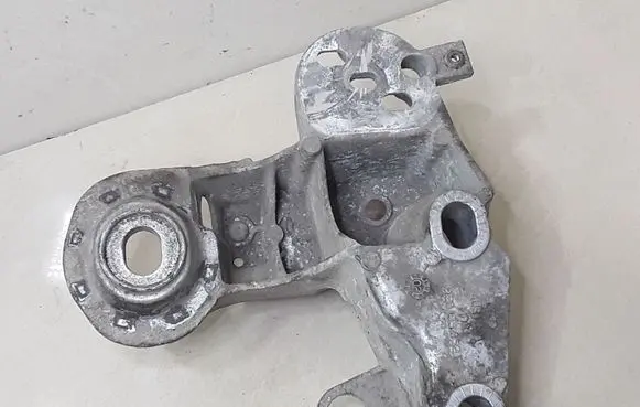 Volkswagen PASSAT B5.5 Engine mounting bracket 8E0199352F