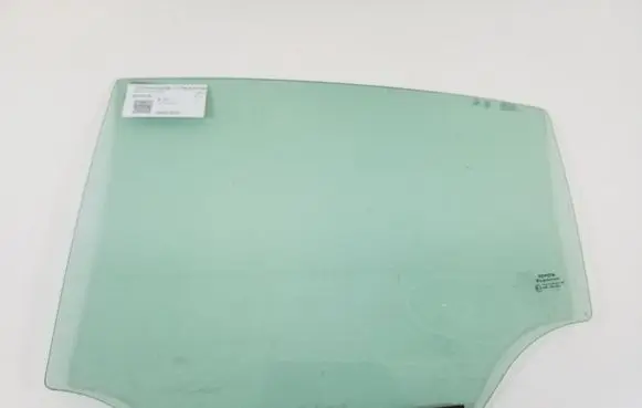 Toyota Avensis T270 Rear door window glass 68104-05140