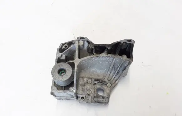 Volvo XC70 Engine mounting bracket