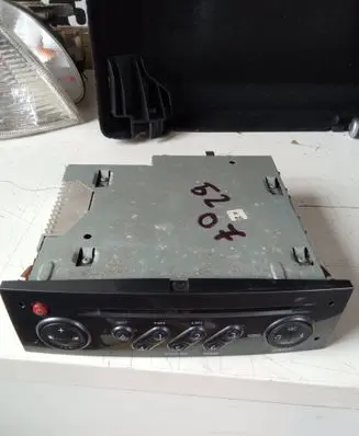 Renault Clio III HiFi Audio sound control unit 8200666139T