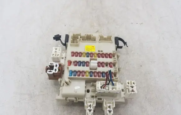 Nissan Primera Fuse module 24350V700 0613021