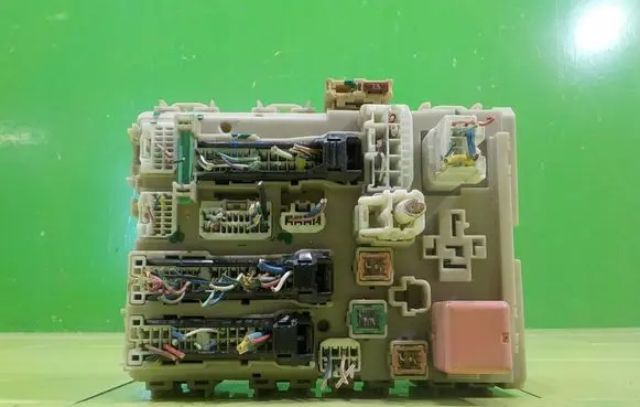 Toyota Avensis T270 Fuse box set 8273005680 BEZPIECZNIKOW