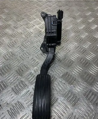 Accelerator throttle pedal