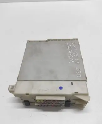 Lexus IS 220D-250-350 Fuse module 8273053050 6B271670