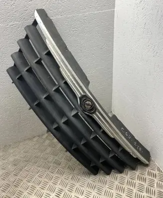 Chrysler Voyager Front bumper upper radiator grill