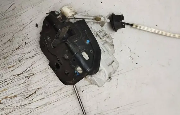 Audi A6 S6 C6 4F Front door lock 