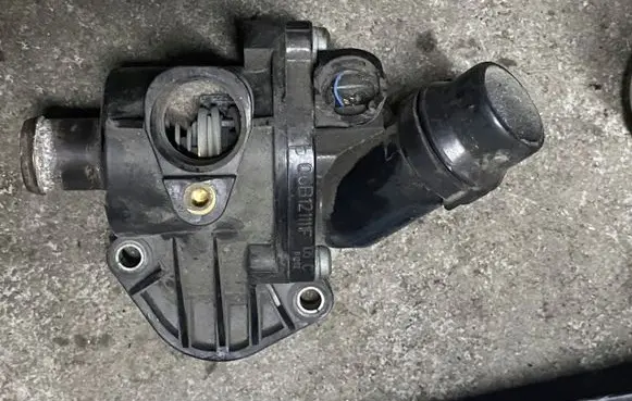 Audi A4 S4 B8 8K Thermostat/thermostat housing 06B121111F