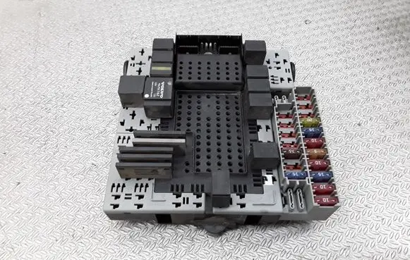 Volvo XC70 Fuse module 8688153 8645729