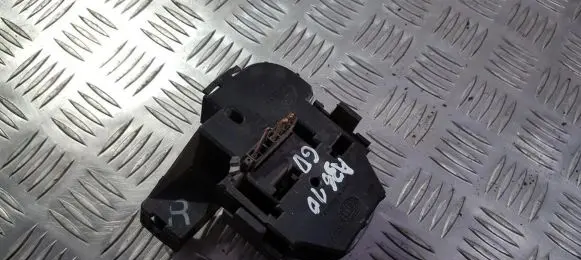 Volkswagen PASSAT B3 Tail light bulb cover holder 357945258