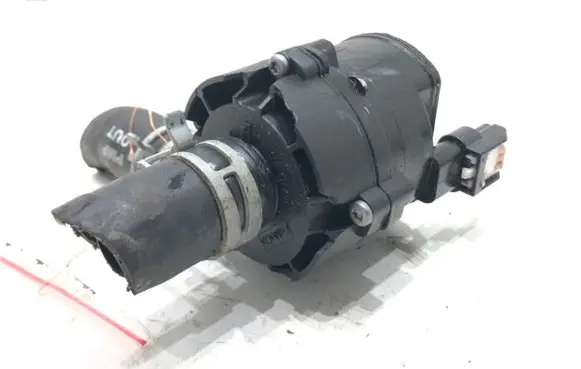 Oil filter mounting bracket