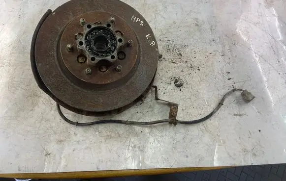 Mitsubishi Pajero Sport I Front wheel hub spindle knuckle
