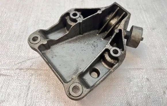 BMW 5 F10 F11 Engine mounting bracket 6777623
