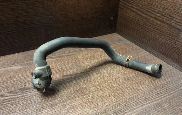 Engine coolant pipe/hose