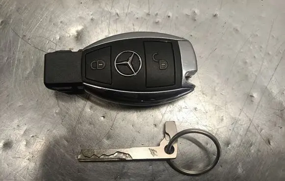 Mercedes-Benz B W246 W242 Ignition key/card 2059051411