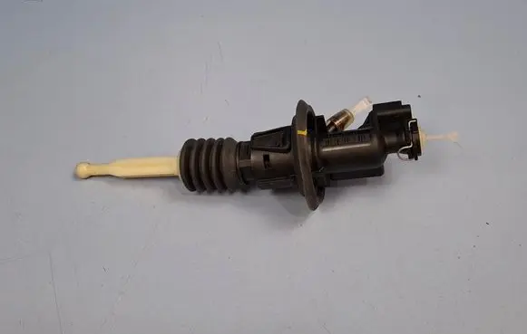 Peugeot 3008 II Clutch master cylinder 9809425480