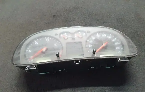 Volkswagen Golf IV Speedometer (instrument cluster) 88311301
