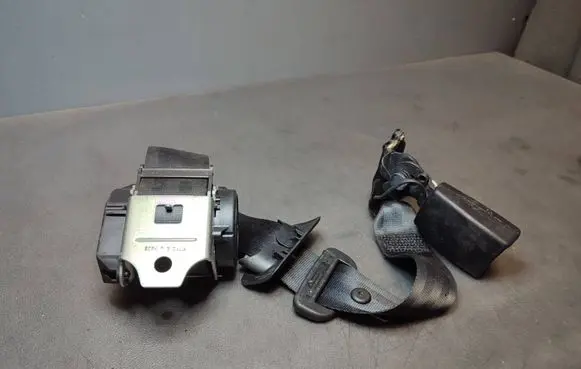 Middle seatbelt (rear)