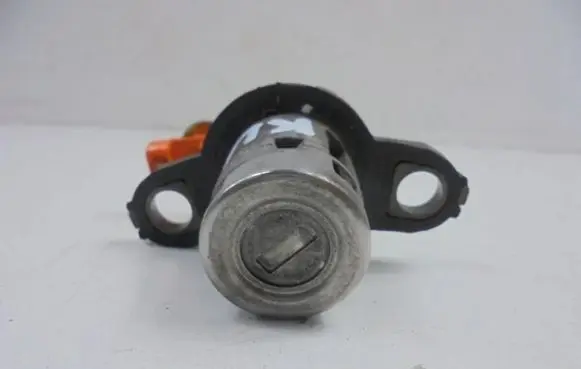 Toyota Carina T190 Front door lock (next to the handle) 