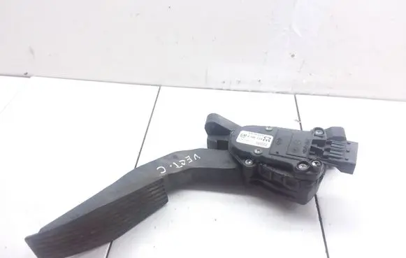 Accelerator throttle pedal