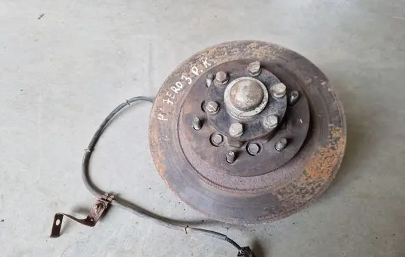 Mitsubishi Pajero Sport I Front wheel hub spindle knuckle