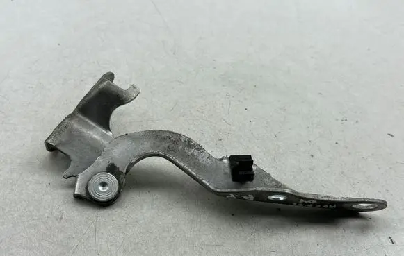 Engine bonnet/hood hinges
