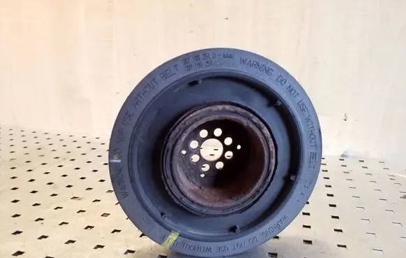 Volkswagen Touareg I Crankshaft pulley 057105251D