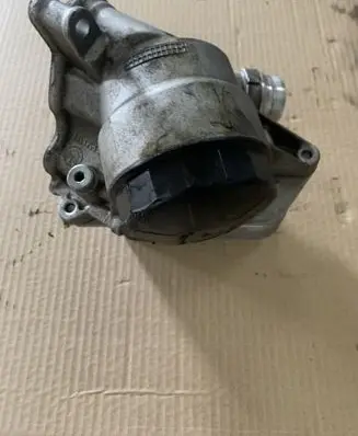Oil filter mounting bracket