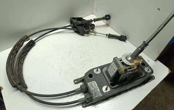Volkswagen Tiguan Gear shifter/selector 1K0711061B