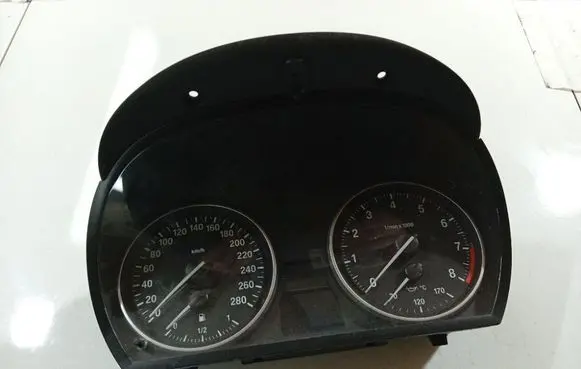 BMW 3 E90 E91 Speedometer (instrument cluster) 848003197