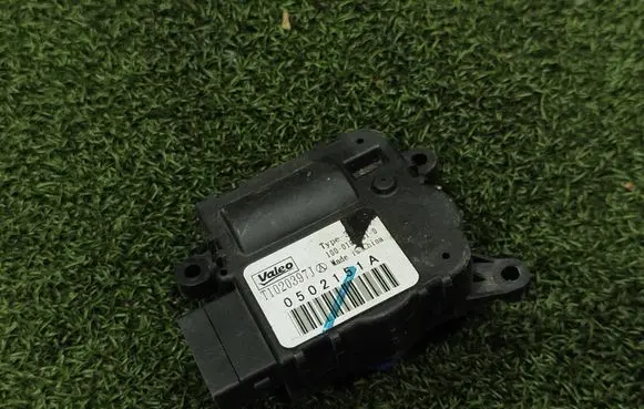 Renault Trafic III (X82) Air flap motor/actuator T1020397J 0502151A