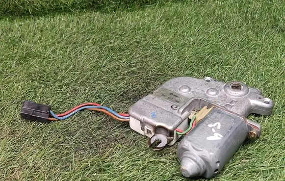 Volkswagen PASSAT B3 Sunroof motor/actuator 357877795