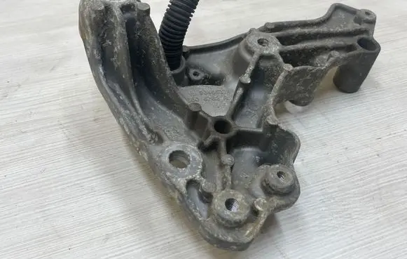 Opel Vivaro Engine mounting bracket 648606762R 93455374