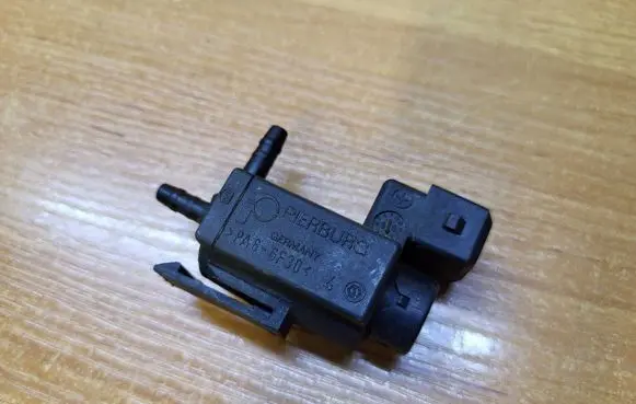 Volvo XC90 Turbo solenoid valve 30611668 72224010 06T125
