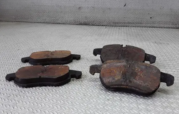 Volkswagen Golf V Brake pads (front) 