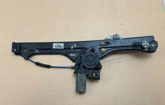BMW 2 F46 Front door window regulator with motor 2579948