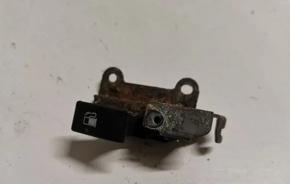 Subaru Outback (BS) Fuel tank opening switch 