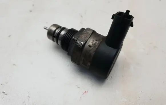 Volvo XC60 Fuel pressure regulator 31216313 17647587 0281002990