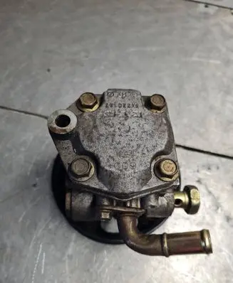 Infiniti I30 Power steering pump 5X220187